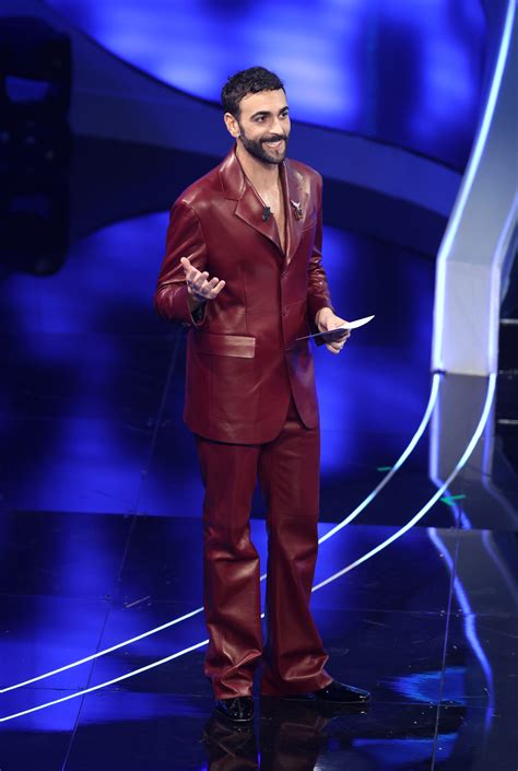 mengoni sanremo versace|Sanremo 2024: a Marco Mengoni tanto di cappello (e intanto ci .